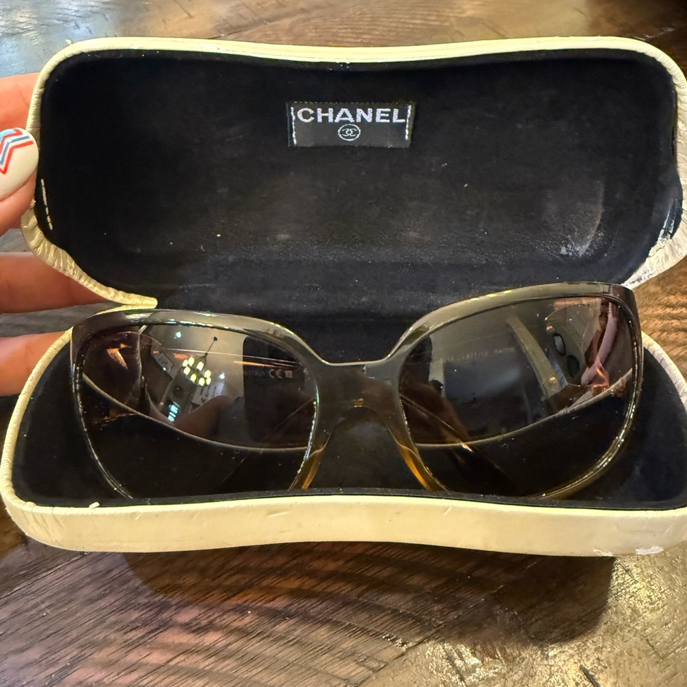 CHANEL Gold and Black Oversized Sunglasses - Picture 4 of 6